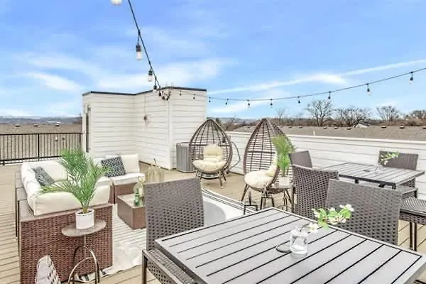 Apartment Nash Getaway - Private Rooftop Patio - Sleeps 12 Nashville