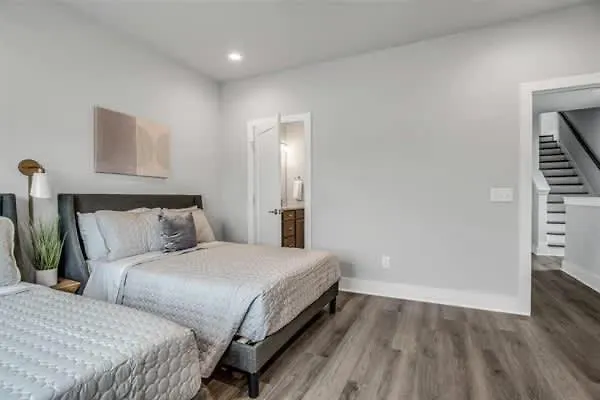 Nash Getaway - Private Rooftop Patio - Sleeps 12 Nashville Apartment